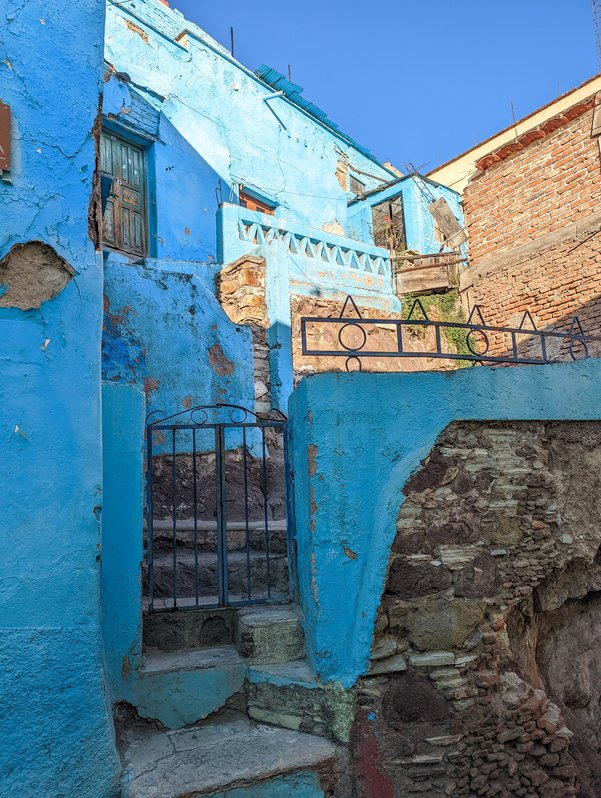Blue house at Calle de la Galerza and Terremoto