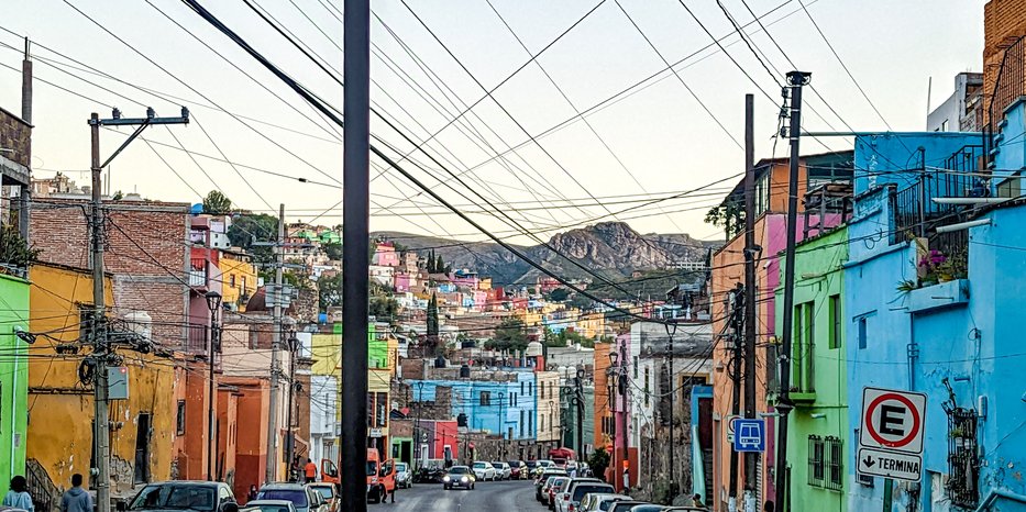 Looking southward on Calle Alhóndiga from near the Escuela de Minas