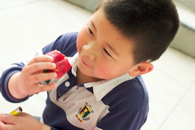 Hanlin eats a strawberry