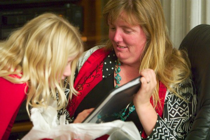 Diana shows Clorinda's memoirs to Sara